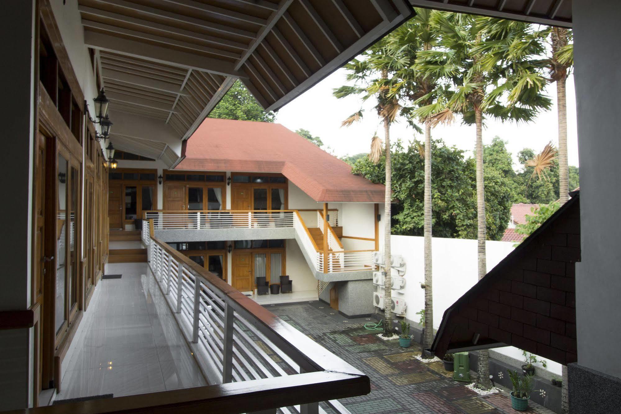 Reddoorz Plus @ Hegarmanah Bandung Exterior photo